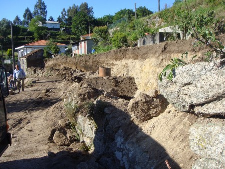 Início do alargamento da Rua do Vale da Igreja - Ardegão 
