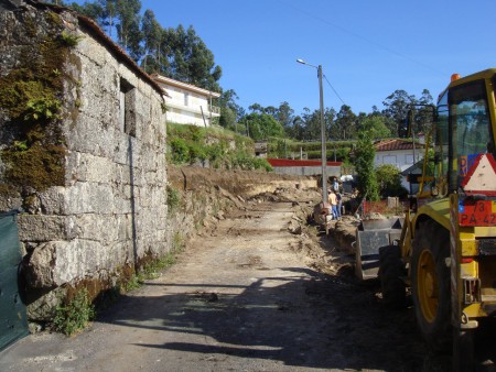 Início do alargamento da Rua do Vale da Igreja - Ardegão. 